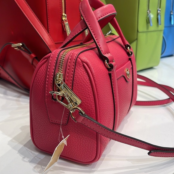 Michael Kors Travel Small Duffle Leather Crossbody Satchel Electric Pink
NWT - Picture 5 of 16